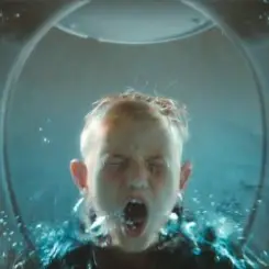 Alex Warren - Screaming Underwater слушать онлайн